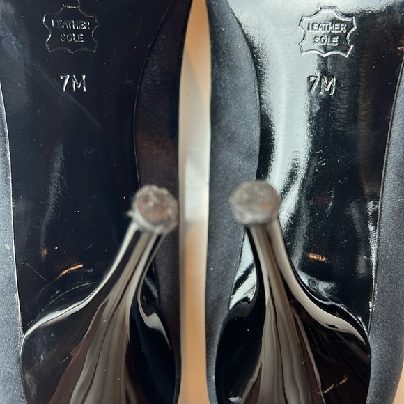 🖤WHITE HOUSE BLACK MARKET BLACK SATIN 4” OPEN TOE HEELS WITH BOW SIZE 7🖤 - Picture 14 of 16